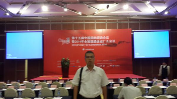 公司領(lǐng)導(dǎo)邱經(jīng)理在會(huì)議現(xiàn)場(chǎng)拍照留念